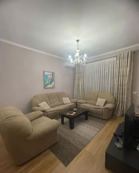 Tirane, jepet me qera apartament 2+1 Kati 4, 100 m² 450 € (UNAZA E RE)