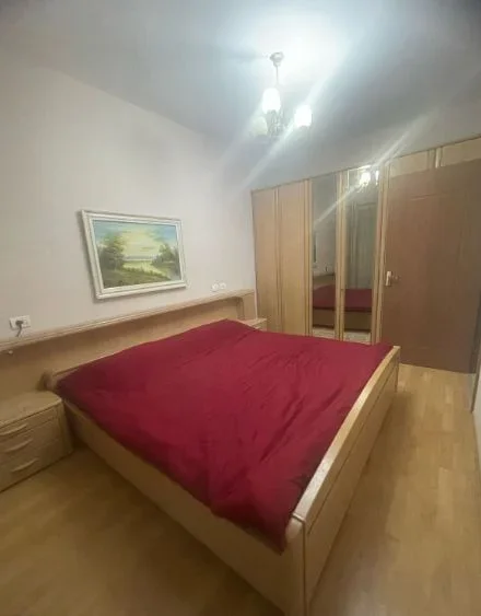 Tirane, jepet me qera apartament 2+1 Kati 4, 100 m² 450 € (UNAZA E RE)