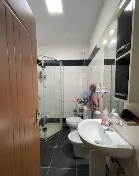 Tirane, jepet me qera apartament 2+1 Kati 4, 100 m² 450 € (UNAZA E RE)