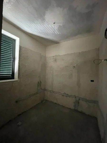 Durres, jepet me qera ambjent biznesi Kati 2, 155 m² 400 € (Durres)