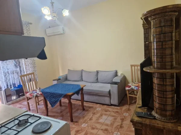JEPET ME QERA 2+1 600 € tek Qemal Stafa Rruge Durresi)