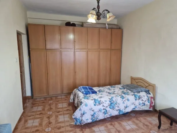 JEPET ME QERA 2+1 600 € tek Qemal Stafa Rruge Durresi)