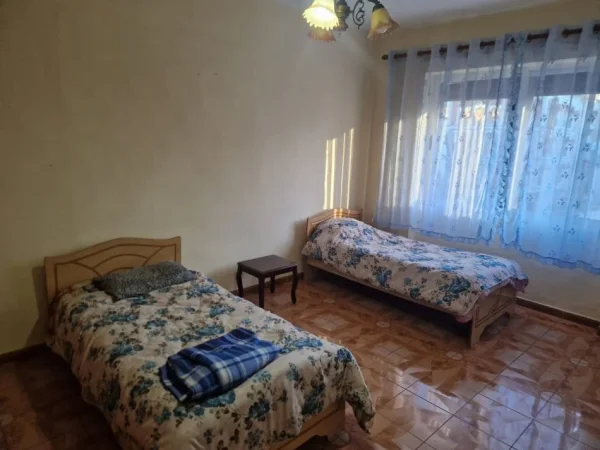 JEPET ME QERA 2+1 600 € tek Qemal Stafa Rruge Durresi)