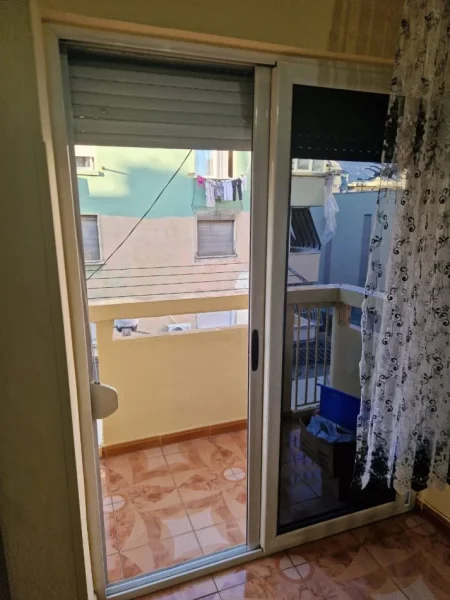 JEPET ME QERA 2+1 600 € tek Qemal Stafa Rruge Durresi)