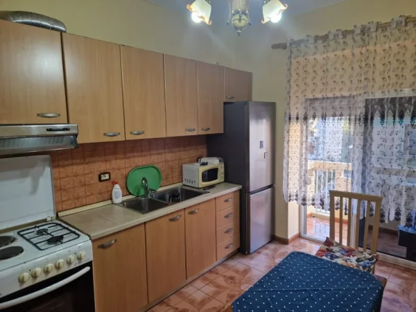 JEPET ME QERA 2+1 600 € tek Qemal Stafa Rruge Durresi)