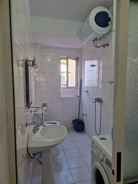 JEPET ME QERA 2+1 600 € tek Qemal Stafa Rruge Durresi)