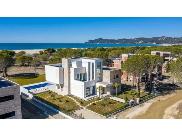 Durres, shitet Vile 2 Katshe Kati 2, 1.258 m² 1.600.000 € (Gjiri i Lalezit)