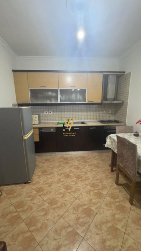 Tirane, jepet me qera apartament 1+1+Ballkon Kati 2, 65 m² 450 € (RRUGA ARKITEKT SINANI)
