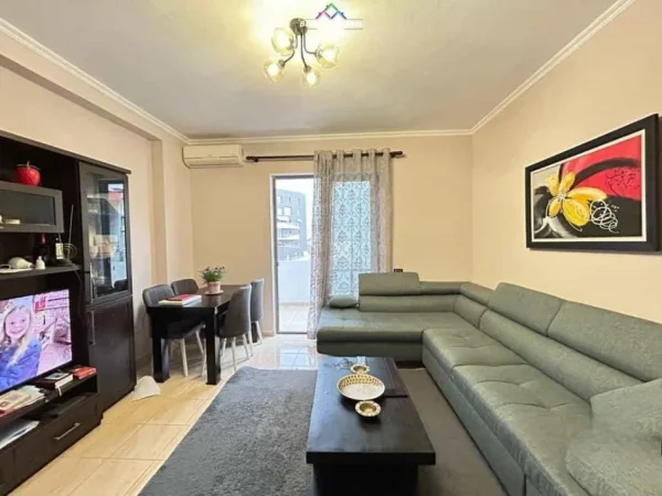 Tirane, jepet me qera apartament 1+1+Ballkon Kati 6, 75 m² 600 € (SELVIA)