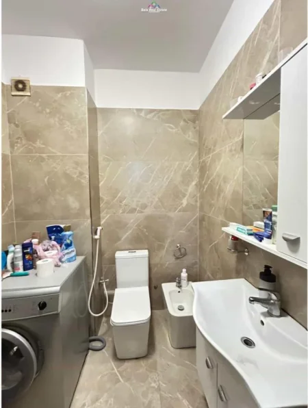 Tirane, jepet me qera apartament 1+1+Ballkon Kati 6, 75 m² 600 € (SELVIA)