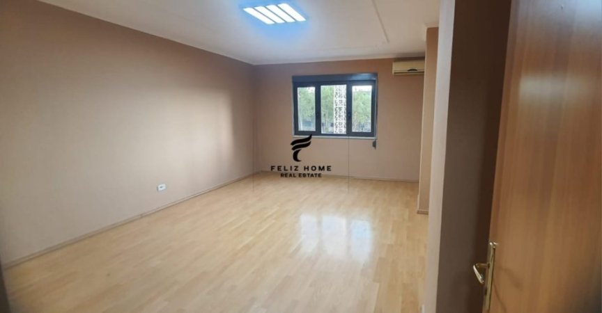 Tirane, jepet me qera zyre Kati 3, 160 m² 1.100 € (QENDER)