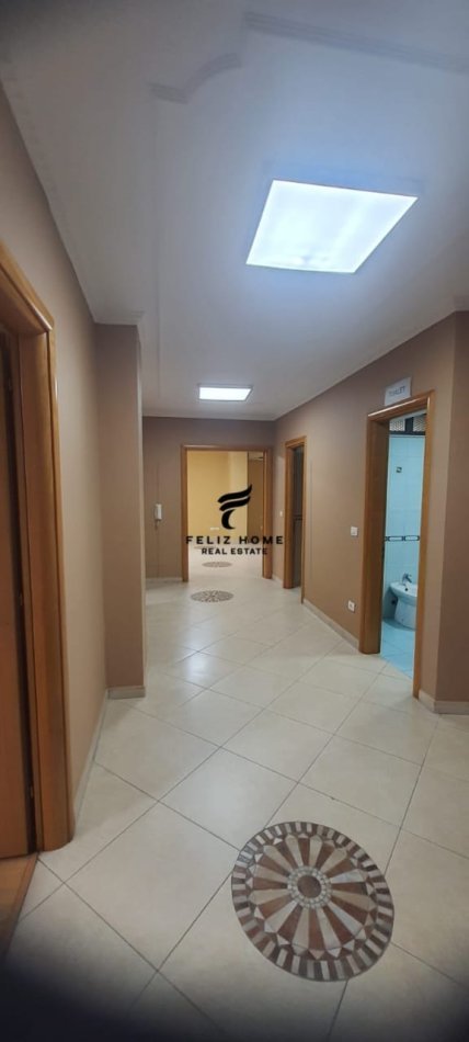 Tirane, jepet me qera zyre Kati 3, 160 m² 1.100 € (QENDER)