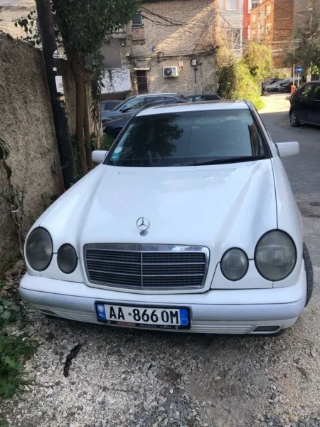 Tirane, shes makine Mercedes Benz 220 Nafte, e bardhë automatik Kondicioner 297.000 km 1.300 €