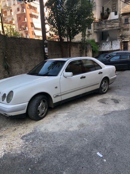 Tirane, shes makine Mercedes Benz 220 Nafte, e bardhë automatik Kondicioner 297.000 km 1.300 €