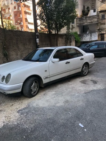 Tirane, shes makine Mercedes Benz 220 Nafte, e bardhë automatik Kondicioner 297.000 km 1.300 €