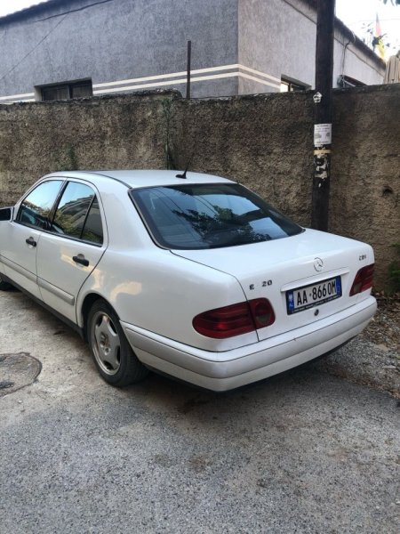 Tirane, shes makine Mercedes Benz 220 Nafte, e bardhë automatik Kondicioner 297.000 km 1.300 €