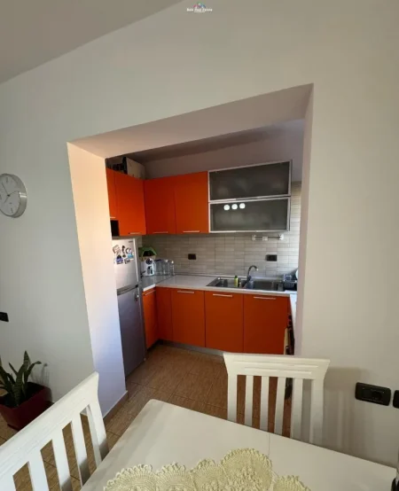 Tirane, shes apartament 1+1+Ballkon Kati 4, 61 m² 103.000 € (ali demi)