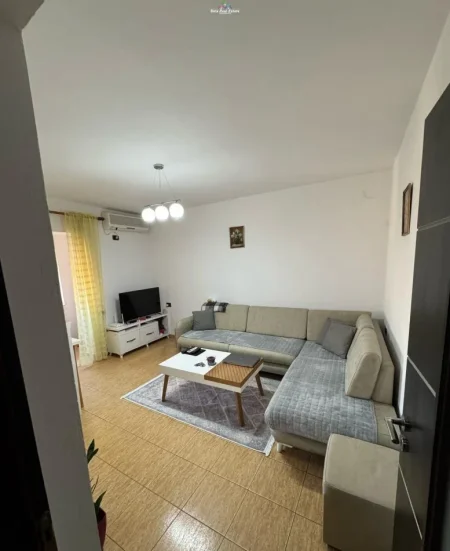 Tirane, shes apartament 1+1+Ballkon Kati 4, 61 m² 103.000 € (ali demi)