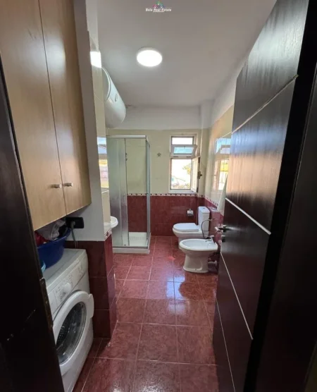 Tirane, shes apartament 1+1+Ballkon Kati 4, 61 m² 103.000 € (ali demi)