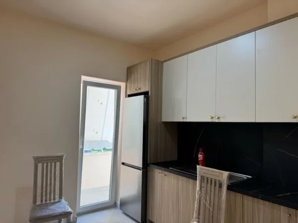 Tirane, jepet me qera apartament 1+1+Ballkon , 60 m² 600 € (Rruga e Dibres)