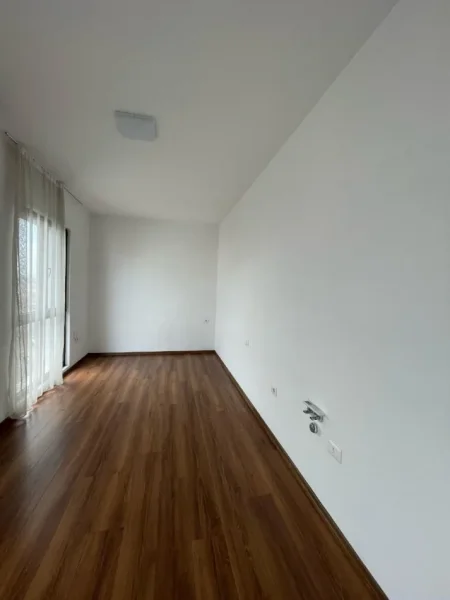 Tirane, jepet me qera ambjent biznesi Kati 11, 350 € (Farmacia 10)