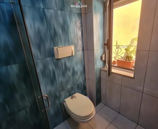 Tirane, jepet me qera apartament 1+1+Ballkon Kati 3, 60 m² 500 € (brryli)