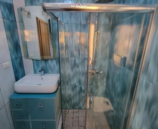 Tirane, jepet me qera apartament 1+1+Ballkon Kati 3, 60 m² 500 € (brryli)