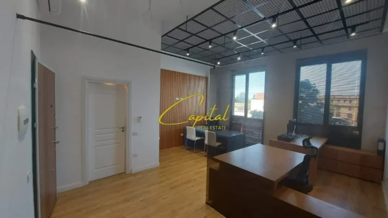 Tirane, jepet me qera zyre Kati 1, 45 m² 500 € (OXHAKU)