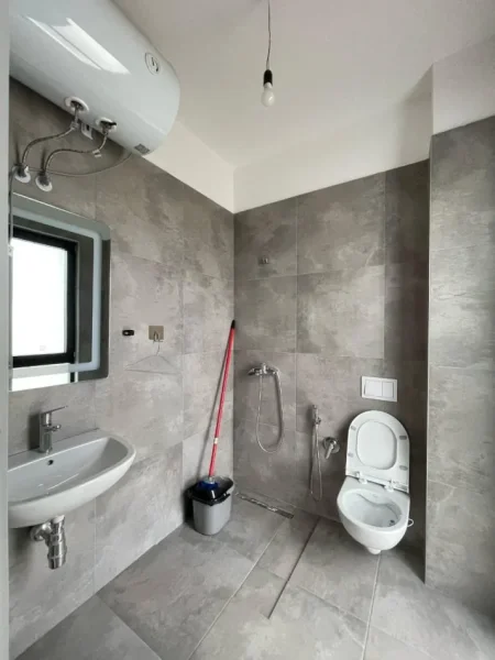 Tirane, jepet me qera ambjent biznesi Kati 11, 30 m² 350 € 