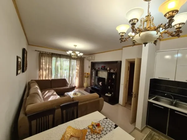 Tirane, jepet me qera apartament 1+1+Ballkon Kati 3, 70 m² 500 € (Rruga Don Bosko)