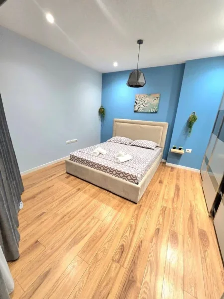 Tirane, jepet me qera apartament 2+1+Ballkon Kati 3, 96 m² 700€ (Rruga e Dibraneve Liqeni i Thate)
