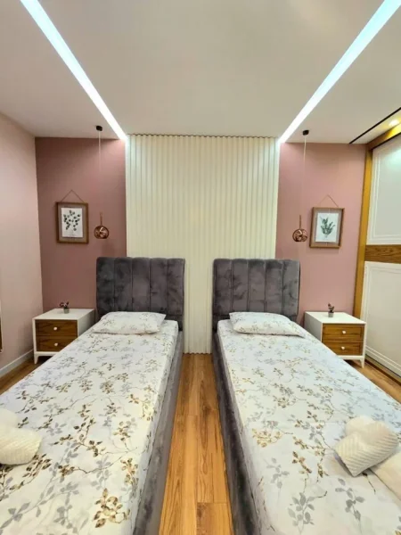 Tirane, jepet me qera apartament 2+1+Ballkon Kati 3, 96 m² 700€ (Rruga e Dibraneve Liqeni i Thate)