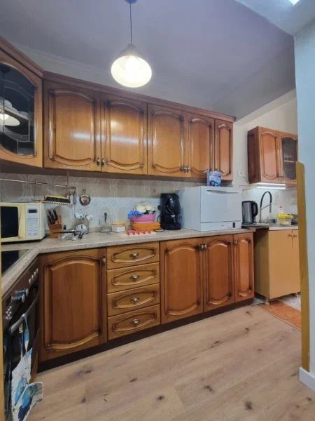 Tirane, jepet me qera apartament 2+1 Kati 5, 600 € (Rruga e Barrikadave)