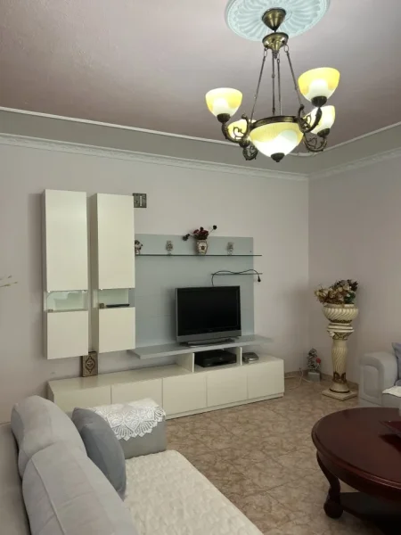 Tirane, jepet me qera apartament 2+1+Ballkon Kati 8, 120 m² 550€ (Pallati me Shigjeta)