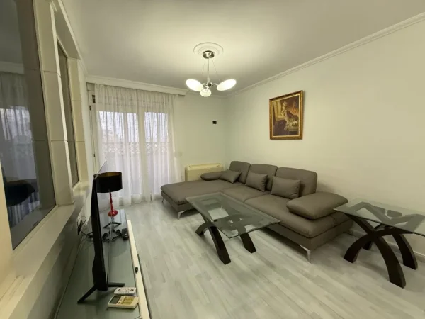 Tirane, jepet me qera apartament 2+1+Ballkon Kati 6, 104 m² 750 € (myslym shyri)