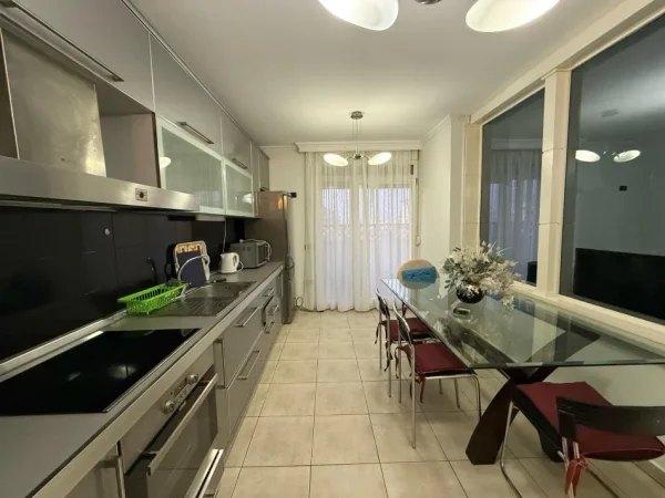 Tirane, jepet me qera apartament 2+1+Ballkon Kati 6, 104 m² 750 € (myslym shyri)