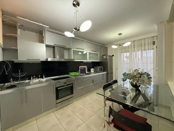 Tirane, jepet me qera apartament 2+1+Ballkon Kati 6, 104 m² 750 € (myslym shyri)