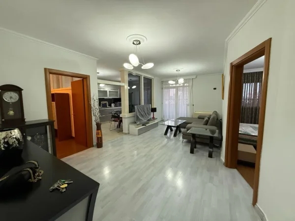 Tirane, jepet me qera apartament 2+1+Ballkon Kati 6, 104 m² 750 € (myslym shyri)