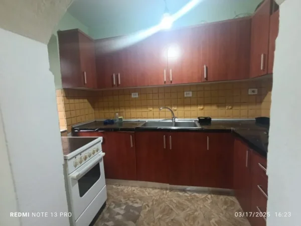 Tirane, jepet me qera apartament 3+1 Kati 3, 100 m² 450 € (Jepet me Qera Super Apartamenti 3+1 ne Xhamllik)