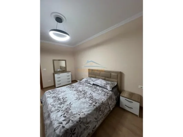 Tirane, jepet me qera apartament 1+1+Ballkon Kati 7, 68 m² 450 € (Unaza e Re)