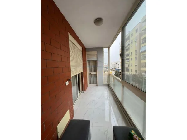 Tirane, jepet me qera apartament 1+1+Ballkon Kati 2, 63 m² 550 € (Unaza e Re)