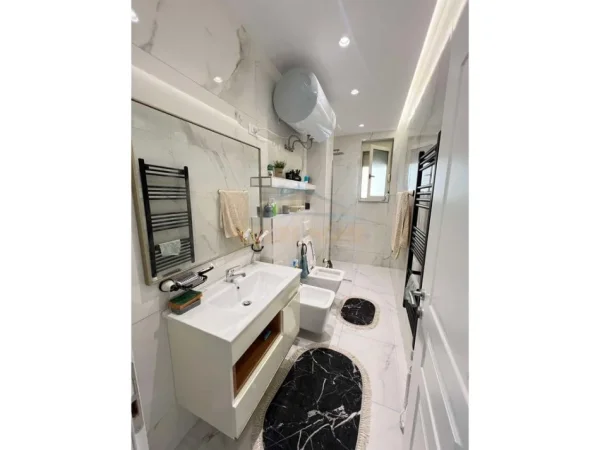 Tirane, jepet me qera apartament 1+1+Ballkon Kati 2, 63 m² 550 € (Unaza e Re)