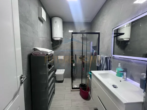 Shitet, Apartament 1+1 (i konvertuar në 2+1), Rruga Jordan Misja,130.000 Euro.