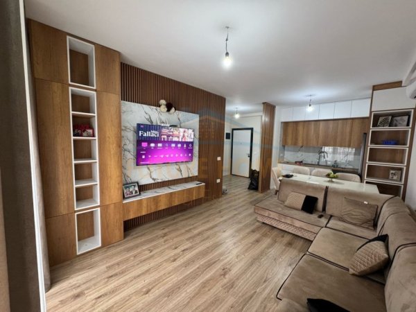 Tirane, jepet me qera apartament 2+1+Ballkon Kati 9, 94 m² 550 € (Kompleksi Golden Park)