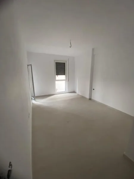 Tirane, jepet me qera dyqan Kati 1, 105 m² 550 € ( Jepet me Qera Ambient për Zyra tek 5 Maji.)