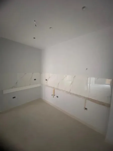 Tirane, jepet me qera dyqan Kati 1, 105 m² 550 € ( Jepet me Qera Ambient për Zyra tek 5 Maji.)