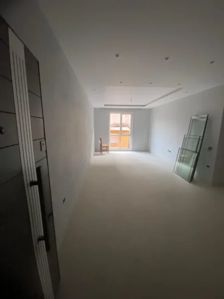 Tirane, jepet me qera dyqan Kati 1, 105 m² 550 € ( Jepet me Qera Ambient për Zyra tek 5 Maji.)