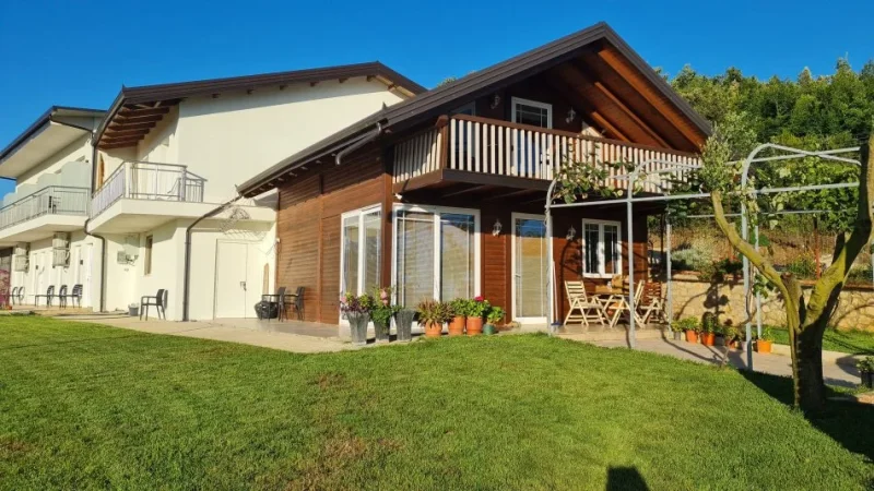 Jepen me qera ditore Apartamente + Vile druri 2 kateshe (Gjiri lalzit)