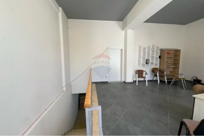 Tirane, shes ambjent biznesi Kati 0, 386 m² 350.000 € (AMBIENT PER SHITJE TEK RRUGA RIZA CEROVA!)