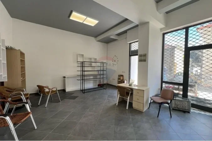 Tirane, shes ambjent biznesi Kati 0, 386 m² 350.000 € (AMBIENT PER SHITJE TEK RRUGA RIZA CEROVA!)